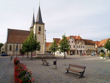 Marktplatz mit 			St. Kilian