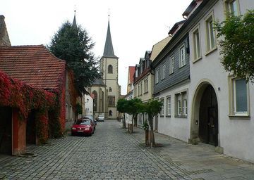 Blick aus einer 				Gasse auf St. Kilian